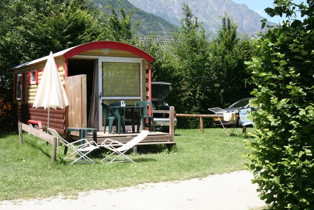 Camping Le Colporteur Hotel Le Bourg-dʼOisans Buitenkant foto