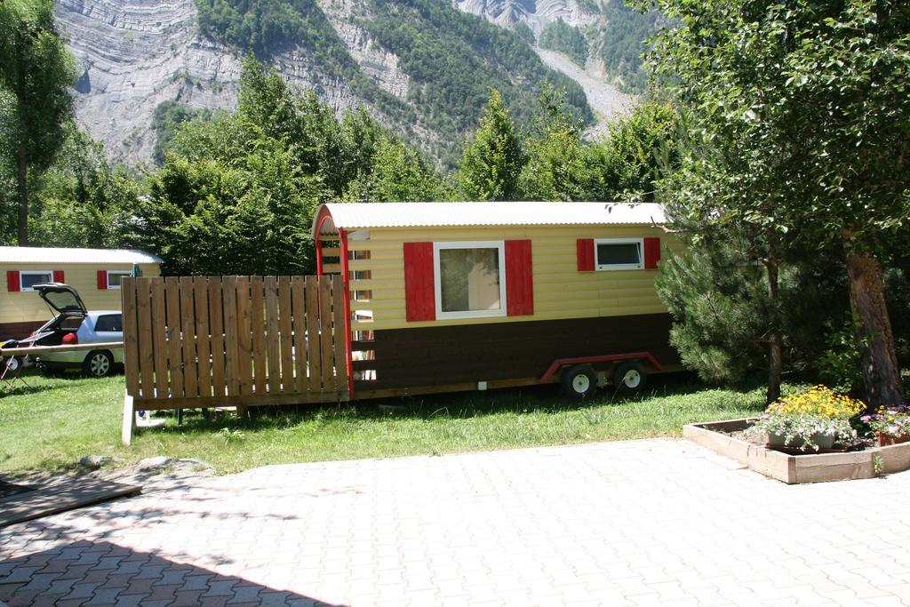 Camping Le Colporteur Hotel Le Bourg-dʼOisans Buitenkant foto