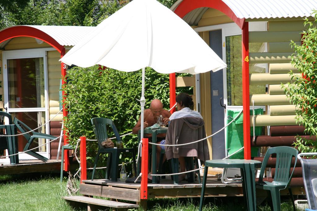 Camping Le Colporteur Hotel Le Bourg-dʼOisans Buitenkant foto