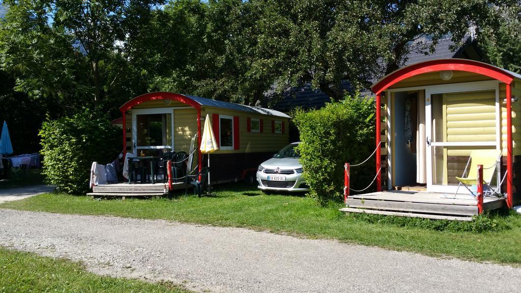 Camping Le Colporteur Hotel Le Bourg-dʼOisans Buitenkant foto